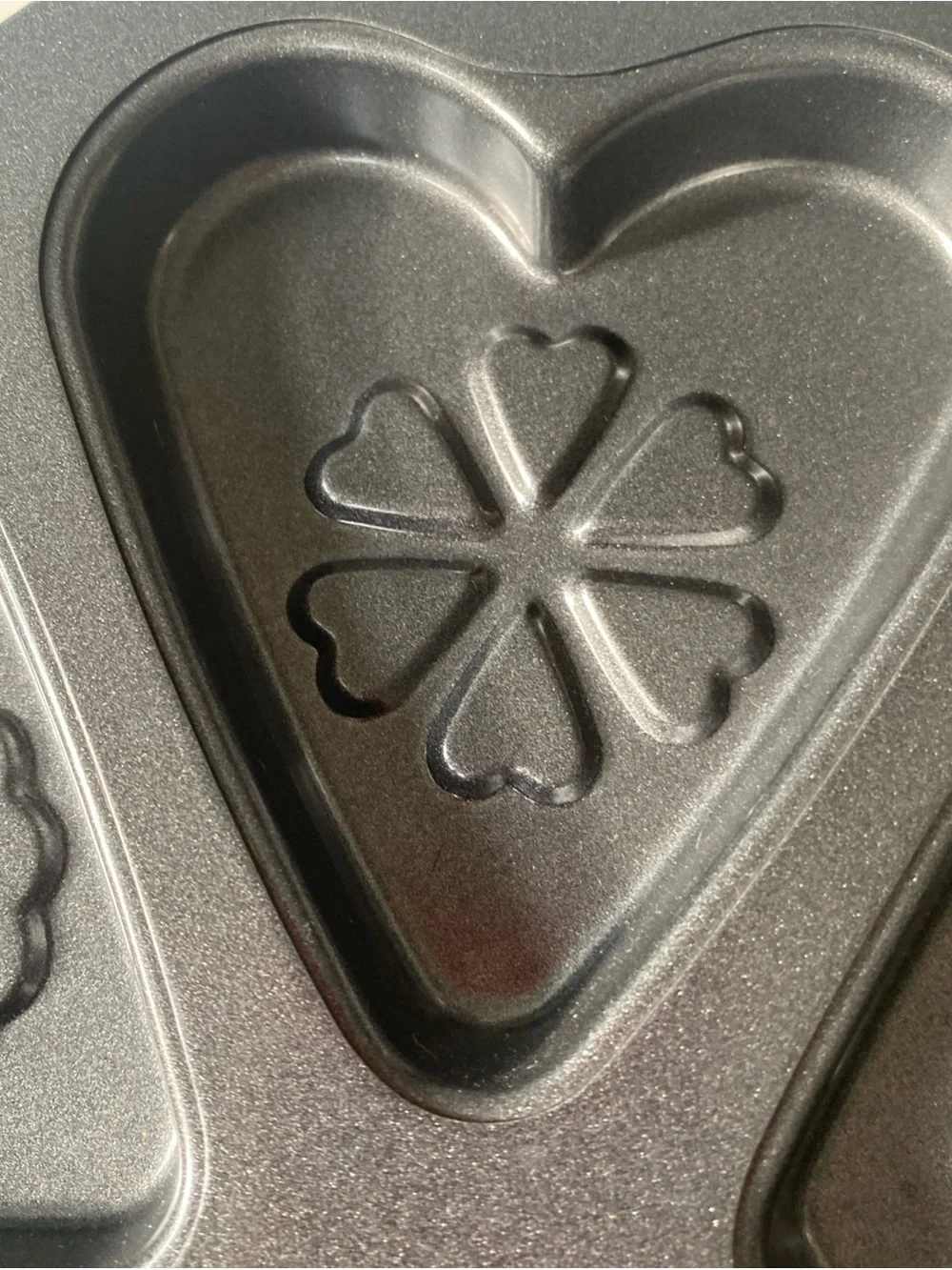 Wilton Heart-Shaped Multi-Cavity Nonstick Cake Pan - non stick 6 spaces 11” diam